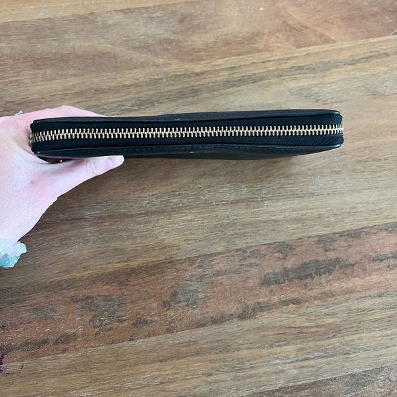 Kate Spade Zip Around Wallet. - Picture 2 of 16